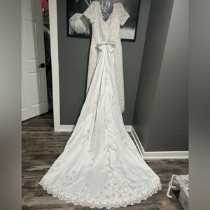 Gloria Vanderbilt White Lace Dress with train.